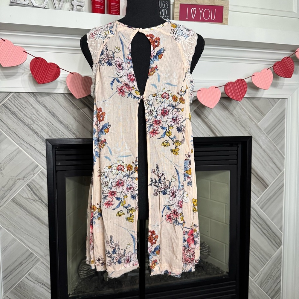 gimmicks by BKE Cream Floral Crochet Yoke Sleeveless Blouse - Picture 2 of 3